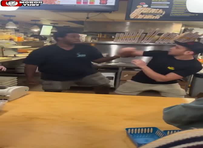 Video :These restaurant staff members struggle with a stubborn patron